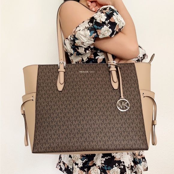 Michael Kors Gilly Large Jet Set Travel Drawstring Tote Camel Brown MK Signature - Picture 2 of 9